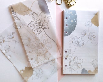 Puede incluir: Un conjunto de insertos para planificador translúcidos y opacos con delicados dibujos de flores en tinta marrón. Las páginas incluyen acentos de acuarela en gris y beige, agujeros preperforados para encuadernar y una columna de lista.