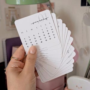Månadsplanerare 2027, minimalistisk journalkalender, måndag/söndag start, set om 12