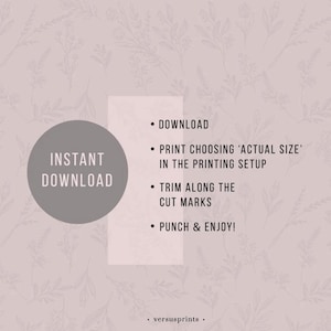 Puede incluir: Gr&aacute;fico de descarga digital rosa claro con motivos florales. La imagen incluye instrucciones: Descargar, Imprimir eligiendo 'tama&ntilde;o real', Recortar a lo largo de las marcas de corte y Perforar y disfrutar. Las palabras "Descarga instant&aacute;nea" est&aacute;n en un c&iacute;rculo gris.