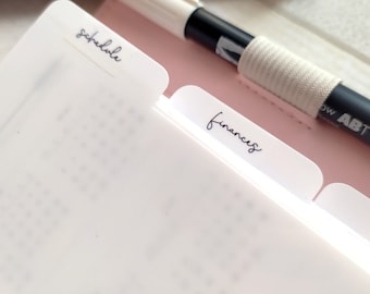 Witte PVC-plannerverdelers met aangepaste tekst op tabbladen, geschikt voor 6-ringplanners en schijfgebonden bindmiddelen, minimale planner-inserts