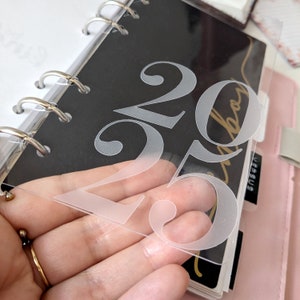 Dashboard 2025 in PVC Trasparente e Testo in Vinile Frosted, per Planner e Agende ad Anelli, Stile Minimale