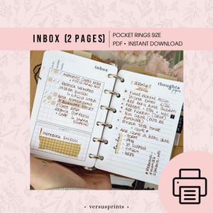 Può includere: Un'agenda aperta con note scritte a mano, intitolata "Inbox (2 Pagine)". L'agenda mostra elenchi e caselle di controllo. Il testo "Pocket Rings Size PDF Instant Download" è in alto. Il fondo ha il testo ". versusprints ."