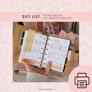 Pode incluir: Um fichário de bolso de couro bronzeado com uma lista de presentes aberta em uma página com anotações manuscritas. O texto "GIFT LIST" e "POCKET RING SIZE PDF • INSTANT DOWNLOAD" estão no topo. O fichário é mantido aberto por uma pessoa.