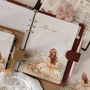 Puede incluir: Un juego de tres tazas de cerámica con un acabado mate moteado. Cada taza presenta un color diferente: azul claro, crema y gris. Las tazas tienen un diseño simple y moderno y un asa cómoda.