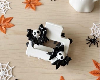 Small White Hair Claw Clip with Black Bow Skulls – Gothic Cute Skull Hair Accessory, Spooky Halloween Hair Clip