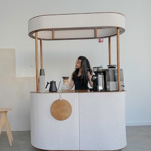 Mobiele recreatie-merchandisestand en koffiekar Guest Services Kiosk, pop-up barwagen, moderne etenswarenwagen, kiosk winkelcentrum, verkoper