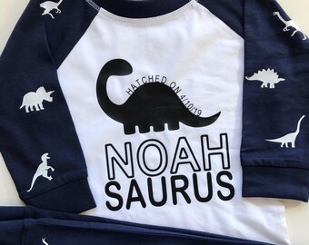 Personalisierter DinosaurierName Ein Saurus Pyjamas | Baby Kinder | Text Pyjamas | PJs | Nachtwäsche | Schlafkleidung | Geburtstagsgeschenk | Personalisierter Pyjama