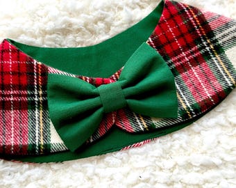 クリスマス犬用ケープカラー（蝶ネクタイ付き）、レッドタータンチェックのホリデースカーフ