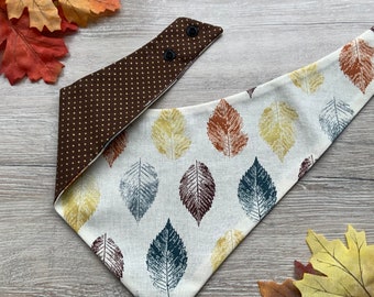 Bandana festiva per cani con foglie, bandana reversibile per cuccioli con chiusura a scatto.