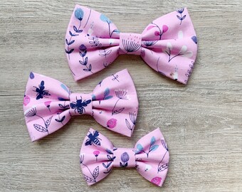 Papillon rosa a fiori per cani, accessorio primaverile per collare di animali domestici.