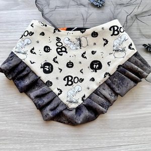 Spooky Boo mit Rüschen Halloween Hundebandana