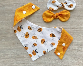 Bandana per cani con motivo api, reversibile con chiusura a scatto, e set con fiocco abbinato.