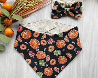 Bandana per cani autunnale con motivo zucca e ciambella, set con fiocco reversibile a scatto.