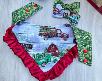 クリスマス犬用バンダナ、グリーントラック柄、リバーシブルホリデースカーフ