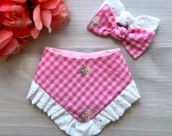 Różowa bandana dla psa w kratkę gingham, falbanka, zapięcie na zatrzask