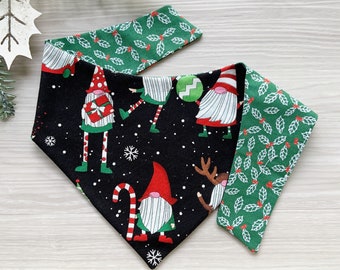 Bandana per cani con gnomi natalizi e fiocco reversibile con chiusura a scatto.