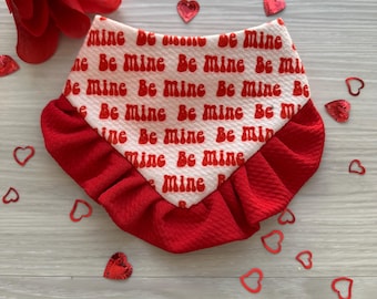 Walentynkowa bandana dla psa z czerwonymi falbankami, wzór „Be Mine”