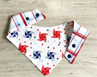 Pañuelo para perros Patriot USA, bufanda para mascotas de verano americana Pinwheels, Snap on, sobre el cuello, snap en picnic de verano, rojo, blanco y azul