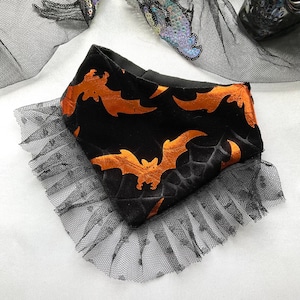Orange Fledermaus Halloween Hundehalstuch mit Rüschen