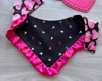 Walentynkowa bandana dla psa z falbanką, różowe kropki, zapinana na zatrzask kokardka
