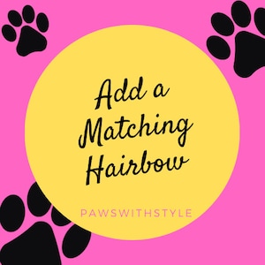 Könnte beinhalten: Rosaer Hintergrund mit einem gelben Kreis in der Mitte. Der Kreis enthält schwarzen Text, der "Add a Matching Hairbow" lautet, und den Text "PAWSWITHSTYLE" darunter. In den Ecken des Bildes befinden sich schwarze Pfotenabdrücke.