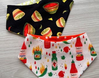 Bandana per cani con motivo patatine e salsa, sciarpa reversibile con chiusura a scatto per il collare.