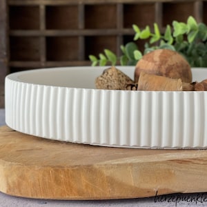 Runder Dekoteller mit hohem Rand aus Keramikgießmasse, vielseitiges weißes Tablett mit gerilltem Rand image 1