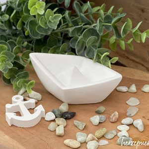 maritimes Origamiboot aus weißer Keramikgießmasse, sommerliche Faltboot-Dekoration, Segelschiffchen image 1