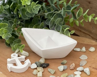 maritimes Origamiboot aus weißer Keramikgießmasse, sommerliche Faltboot-Dekoration, Segelschiffchen