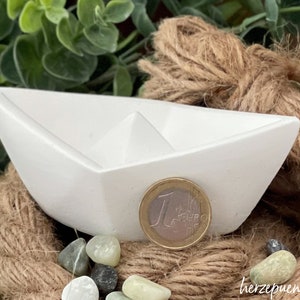 maritimes Origamiboot aus weißer Keramikgießmasse, sommerliche Faltboot-Dekoration, Segelschiffchen zdjęcie 4