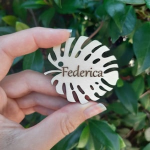 FOGLIA MONSTERA legno decorazione con nome personalizzata segnaposto a tavola tag invitati bomboniere matrimonio boho chic 5x4,5cm