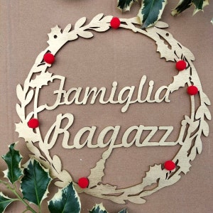GHIRLANDA DECORAZIONE NATALE fuoriporta legno personalizzata natalizia con nomi famiglia oro bacche rosse e agrifoglio family 26 cm