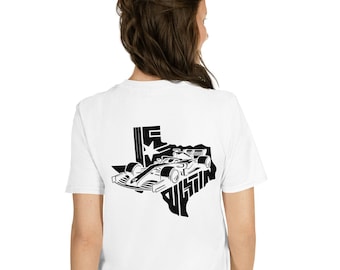 Könnte beinhalten: Weißes T-Shirt mit einer schwarzen Grafik eines Rennwagens, der durch die Umrisse des Bundesstaates Texas fährt. Der Text "Austin" ist in die Umrisse des Bundesstaates integriert.