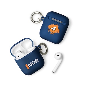 Op de afbeelding: Twee blauwe Airpod-hoesjes met een sleutelhanger. Een hoesje heeft een wit en oranje splatterontwerp met het nummer "4" in het midden. Het andere hoesje heeft het woord "NOR" in witte en oranje letters. Een witte Airpod is ook te zien.