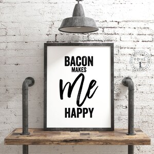 Può includere: Arte da parete stampabile in bianco e nero con il testo "Bacon makes me happy" in una cornice nera.