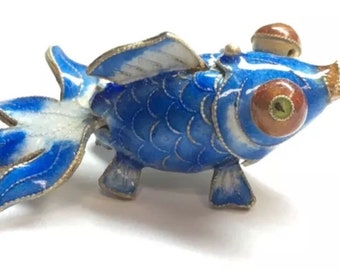 Ciondolo vintage cinese in argento smaltato blu medio a forma di pesce largo con cauzione piatta, in argento sterling 925