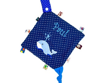 süßes Knistertuch mit Namen und Wal, hochwertiger personalisierter Stick, Schmusetuch Geschenk für Geburt Taufe Babyparty, Junge Mädchen