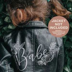 Veste en cuir personnalisée pour enfant + Coffret cadeau de luxe personnalisé | Mariages, anniversaires, bouquets de fleurs, demoiselles d'honneur | Peint à la main