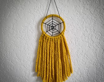 Gele garen spinnenweb muurhanger