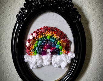 Borduurkunst regenboog met kralen, gezwollen wolken in zwarte lijst