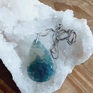 Hanger van mosagaat en ketting van sterling zilver