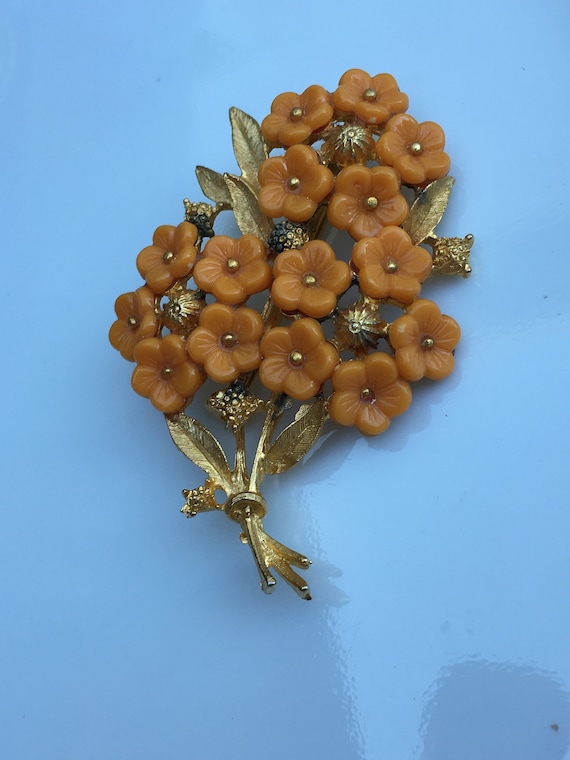 Vintage resin and gold plate floral brooch circa … - image 1