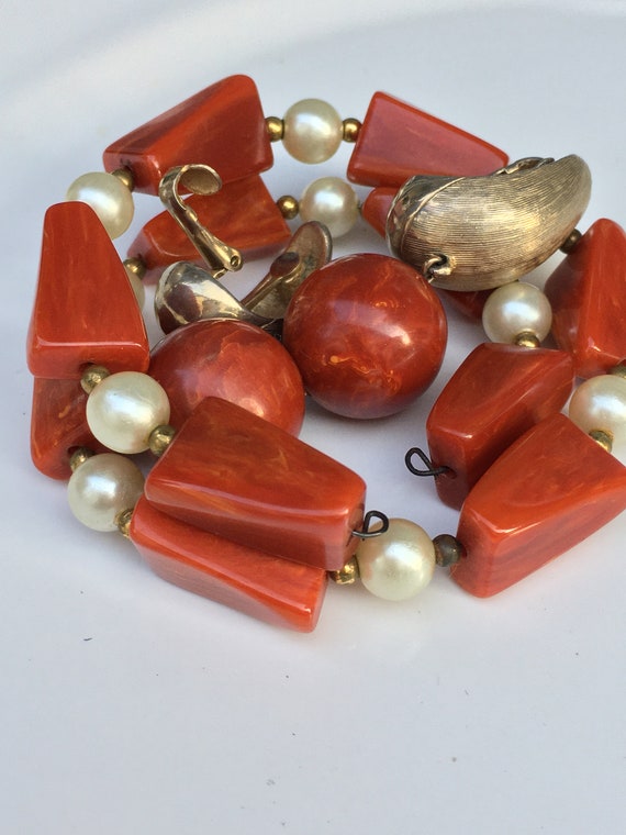 Vintage Bakelite bracelet and dangling drop ball … - image 8