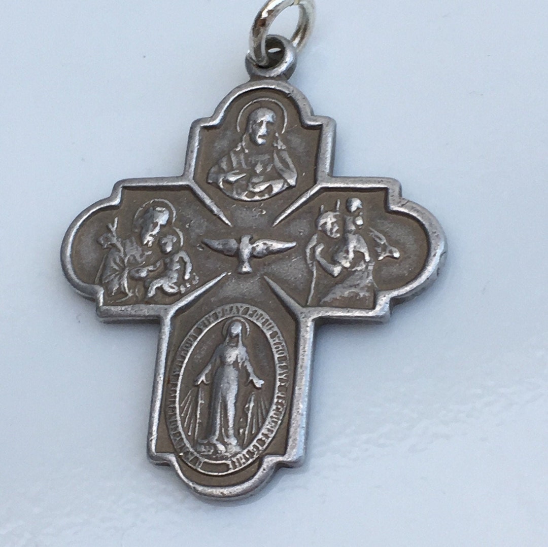 Pendentif plaqué or enfant 16 mm croix nacre et breloque 5 mm lettre initiale