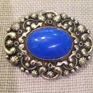 JP327. Vintage C1940's Silver Tone Brooch. Blue Glass Stones