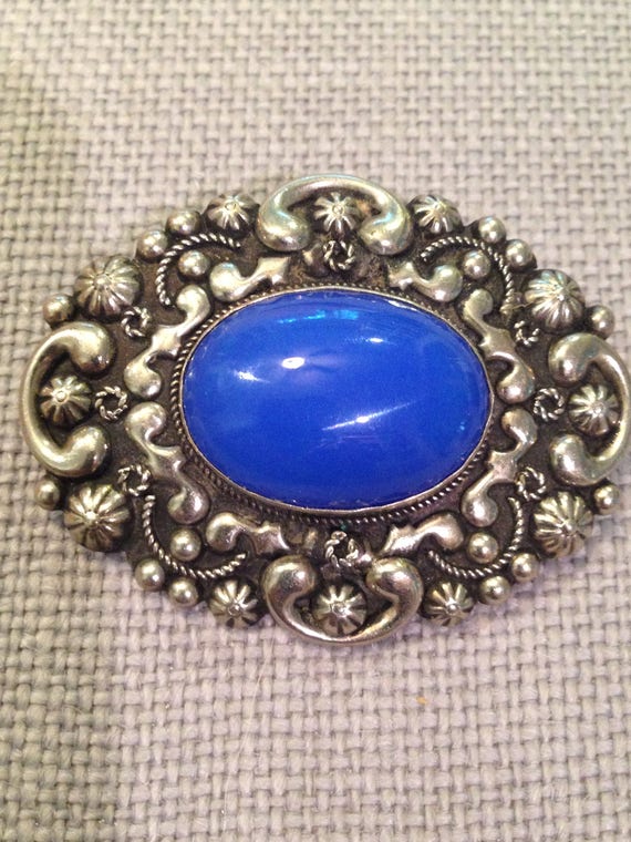 Brooch Vintage Blue Glass Stone Cabochon With Repousse  display picture 3