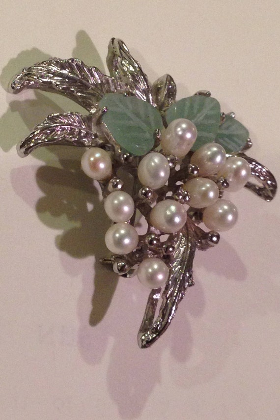 vintage elegant pearl and jade grape brooch penda… - image 1