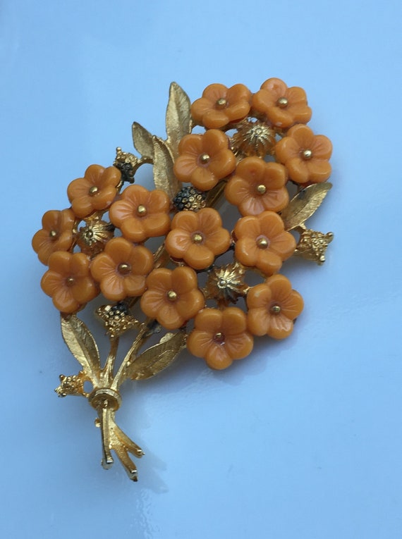 Vintage resin and gold plate floral brooch circa … - image 2