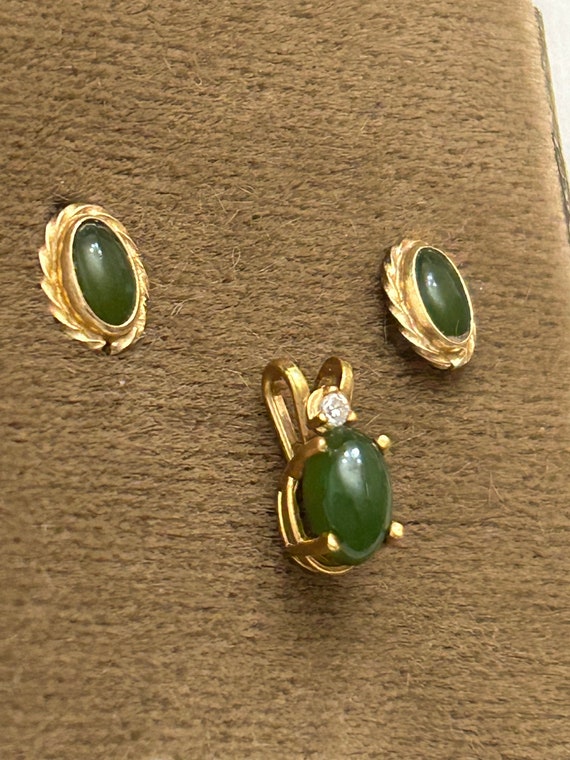 14k yellow gold stud small cabochon jade earrings 