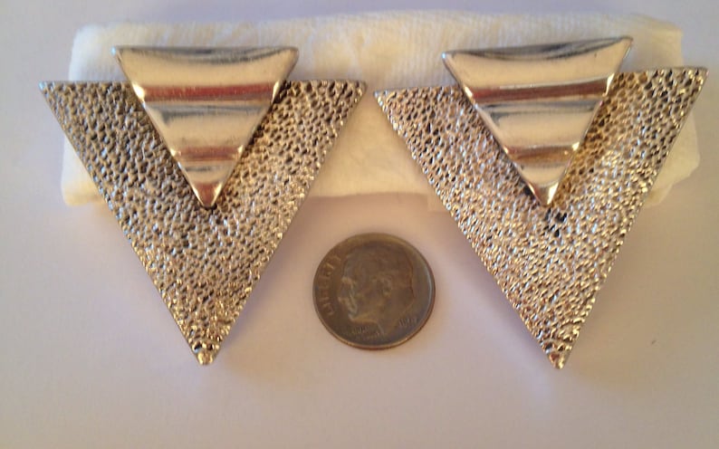 Geometric 1970/'s hammered silver tone earrings clip and beautifully crafted maybe silver but no hallmark